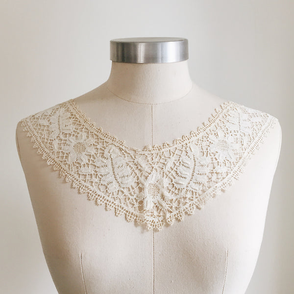 Antique Victorian Daisy Tapered Lace Collar